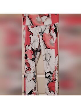 Under Armour HeatGear Pink Grey White Printed Crop Leggings